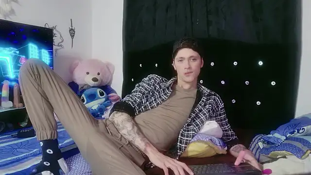 Tyler cat online show from December 2025 05:01:01 AM