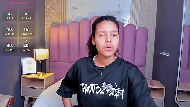 AriaVega online show from December 2025 12:01:02 PM