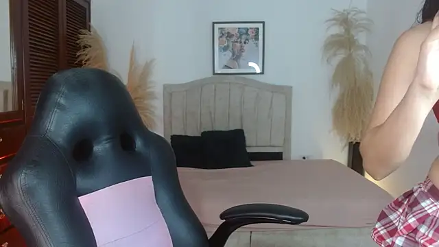 annyrusso online show from February 2026 08:28:01 PM