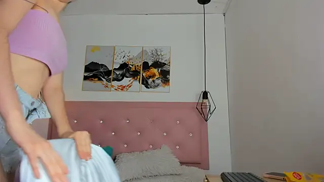 Snapshot of kiara_and_christy chatting on October 2025 12:35:01 PM kiara and christy online show from October 2025 12:35:01 PM