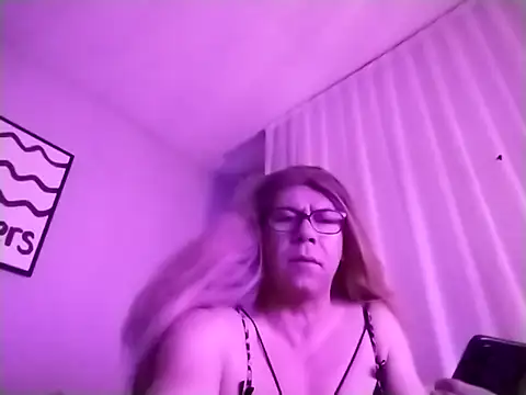 Snapshot of AdvisingRiffle chatting on December 2025 12:27:01 AM AdvisingRiffle online show from December 2025 12:27:01 AM