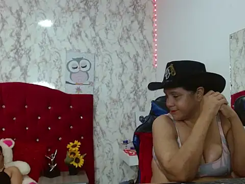 DannaLanegra2 online show from November 2025 05:02:01 PM