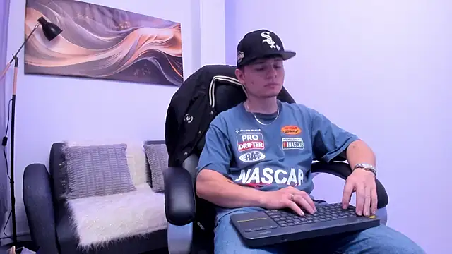 Leoo Miller online show from November 2025 04:00:01 AM