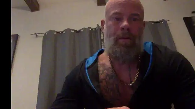 Snapshot of Muscledick40 chatting on October 2025 01:17:02 AM Muscledick40 online show from October 2025 01:17:02 AM