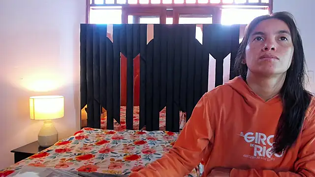 Sofy and Mia online show from December 2025 12:33:02 PM