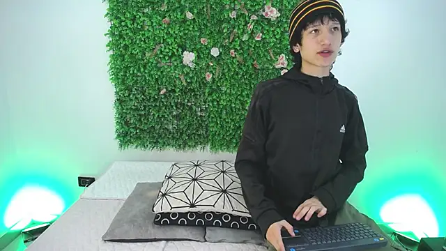 Emo Boy  online show from November 2025 01:00:02 PM