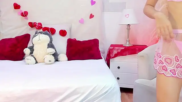 Sara Collinss  online show from February 2026 12:02:02 PM