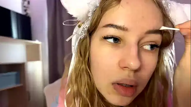 LunaCrave online show from October 2025 09:30:01 AM