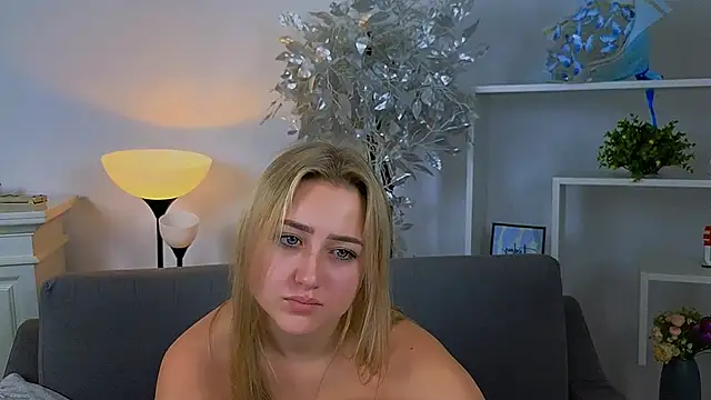 Snapshot of Lulu___Moon chatting on October 2025 08:18:02 AM Lulu   Moon online show from October 2025 08:18:02 AM