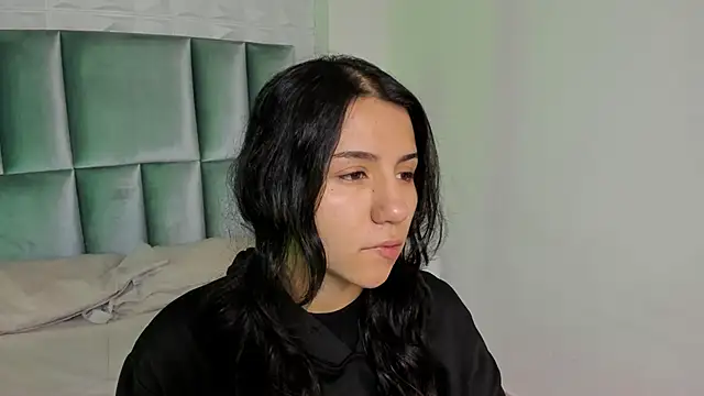 Snapshot of HollyPeach chatting on April 2026 07:31:01 PM HollyPeach online show from April 2026 07:31:01 PM