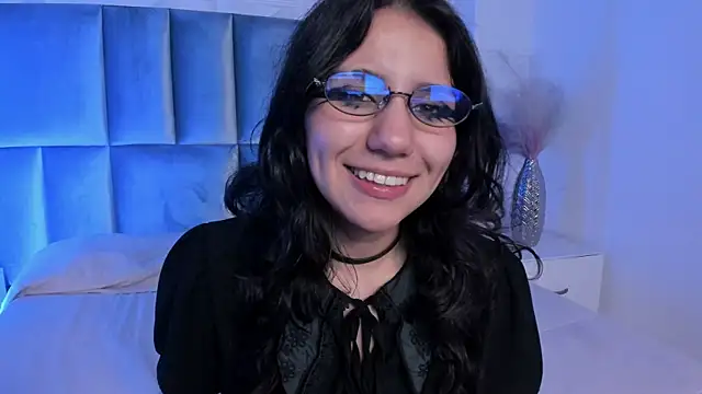 Snapshot of HollyPeach chatting on May 2026 01:56:01 AM HollyPeach online show from May 2026 01:56:01 AM