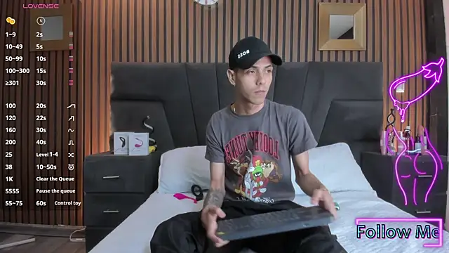 DerryAndIzzy online show from November 2025 05:50:01 AM