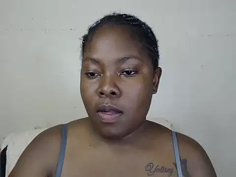 Snapshot of Yolaqueen04 chatting on October 2025 07:34:02 PM Yolaqueen04 online show from October 2025 07:34:02 PM