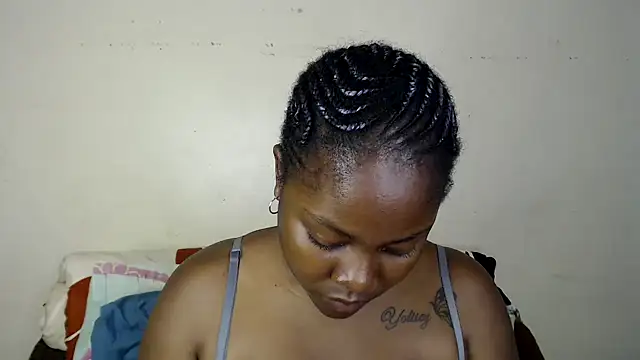 Snapshot of Yolaqueen04 chatting on October 2025 05:04:02 PM Yolaqueen04 online show from October 2025 05:04:02 PM