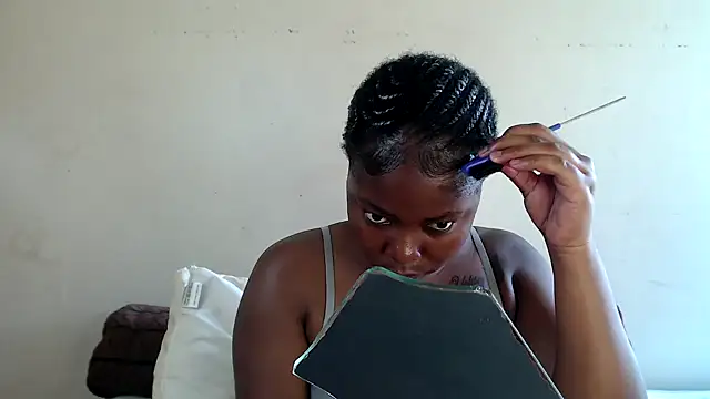 Snapshot of Yolaqueen04 chatting on November 2025 10:47:02 AM Yolaqueen04 online show from November 2025 10:47:02 AM