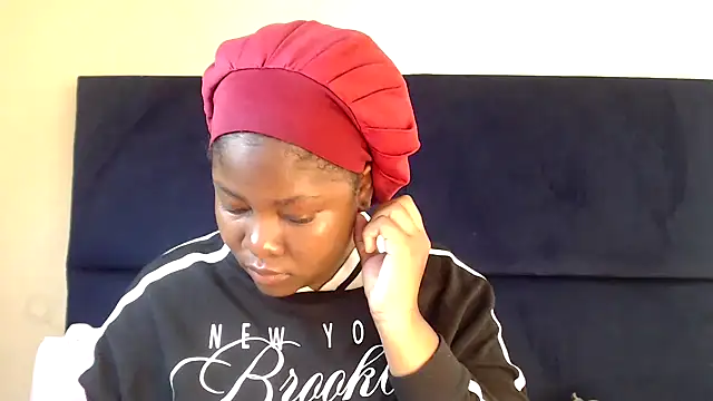 Snapshot of Yolaqueen04 chatting on December 2025 07:14:02 AM Yolaqueen04 online show from December 2025 07:14:02 AM