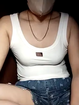 YiyinLy online show from October 2025 08:35:01 PM