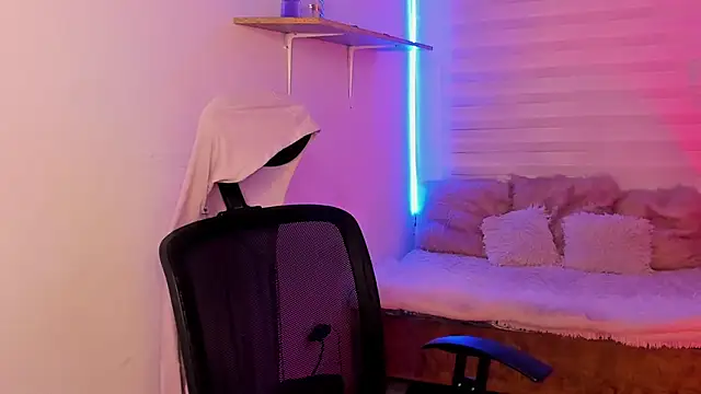 Emily Lindey online show from October 2025 03:25:01 AM