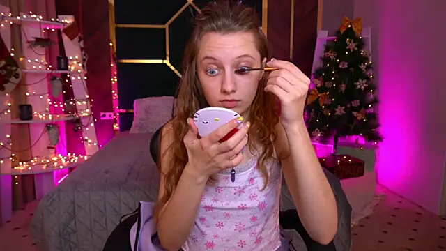 CuteeFoxy online show from December 2025 02:36:02 PM