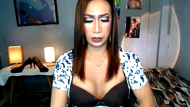 Snapshot of littleredbunny27 chatting on June 2026 02:07:01 AM littleredbunny27 online show from June 2026 02:07:01 AM