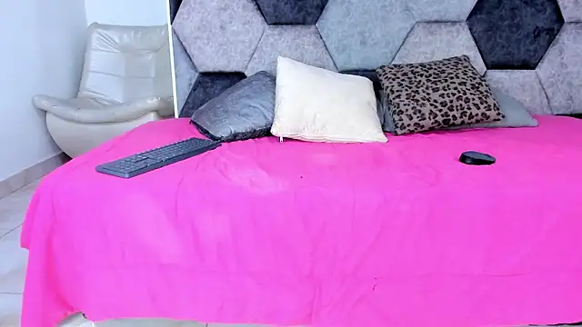 Hanna Garciia online show from November 2025 08:00:01 PM