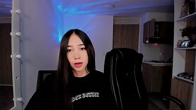 Mikeyvioleta  online show from December 2025 11:00:02 PM