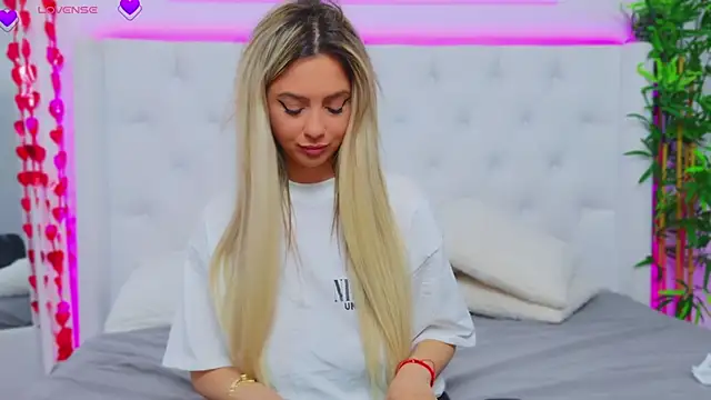 Snapshot of AriannaSins chatting on March 2025 07:49:01 PM AriannaSins online show from March 2025 07:49:01 PM