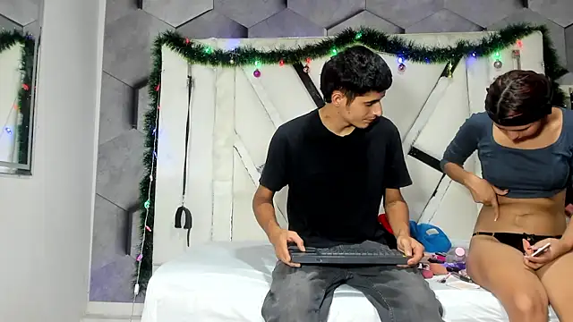 NicollAndJulian online show from November 2025 01:14:02 PM