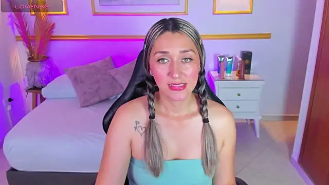 karlyy  online show from November 2025 07:24:01 PM