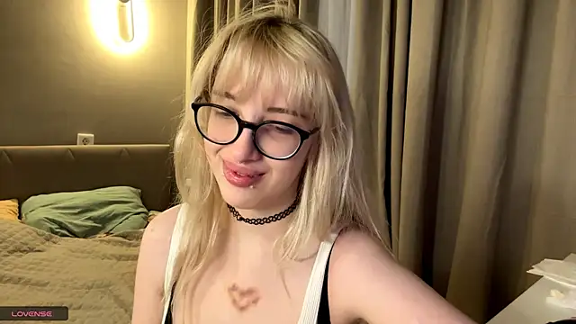 Snapshot of Milkmoriee chatting on November 2025 03:30:02 PM Milkmoriee online show from November 2025 03:30:02 PM