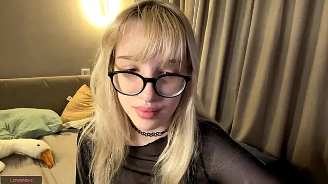 Snapshot of Milkmoriee chatting on November 2025 03:40:01 PM Milkmoriee online show from November 2025 03:40:01 PM