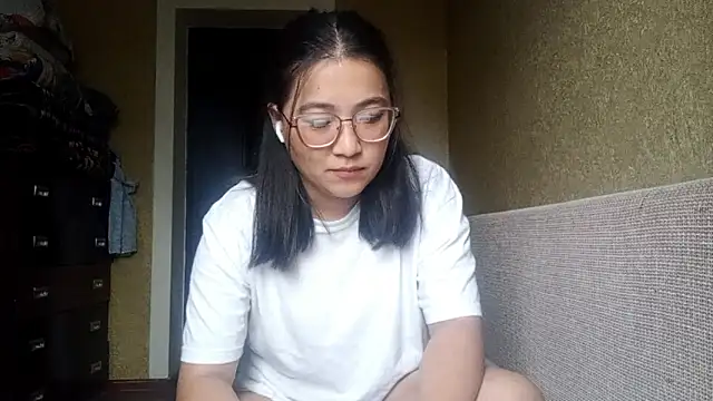 LinneaHyles online show from November 2025 04:01:02 AM