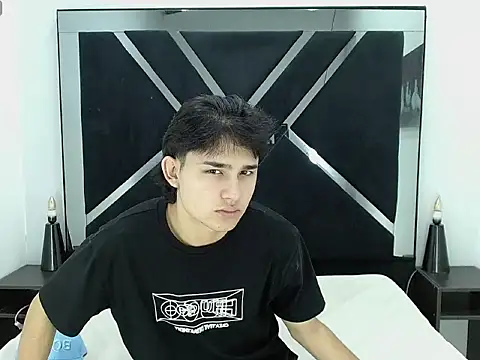 Tom 0001 online show from December 2025 12:33:02 PM