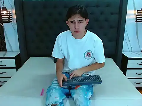 Tom 0001 online show from December 2025 12:44:02 PM