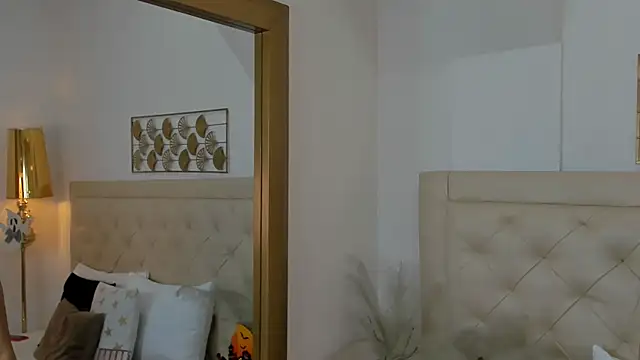 lucia lorenz online show from October 2025 11:22:01 AM