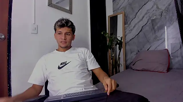 Snapshot of Alan-Smith1 chatting on November 2025 07:34:02 PM Alan-Smith1 online show from November 2025 07:34:02 PM