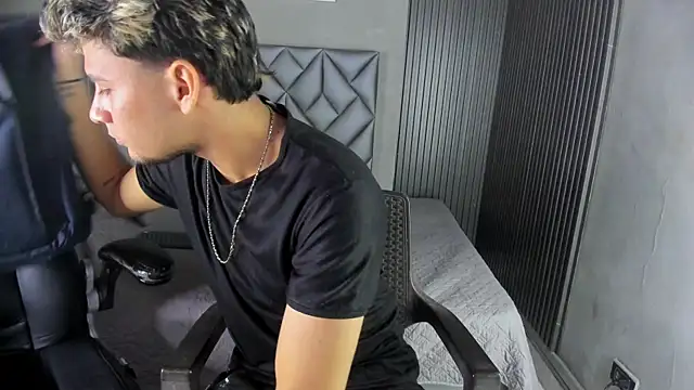 Snapshot of Alan-Smith1 chatting on November 2025 07:46:02 PM Alan-Smith1 online show from November 2025 07:46:02 PM