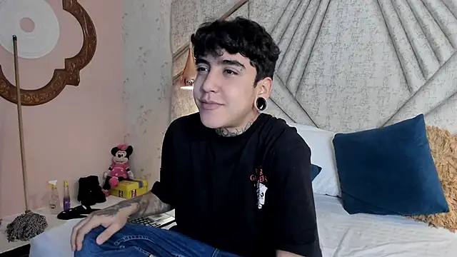 SantiOlsen online show from November 2025 12:38:02 PM