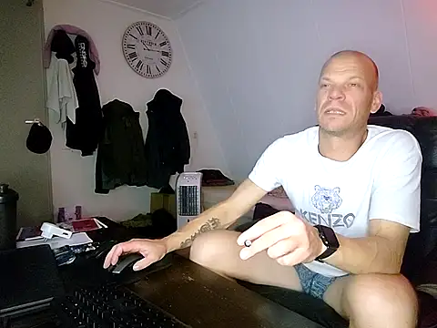 Kinky Play1 online show from October 2025 08:09:01 PM