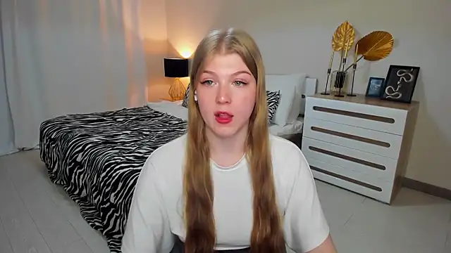 Snapshot of Stella_Light chatting on June 2026 02:33:01 PM Stella Light online show from June 2026 02:33:01 PM