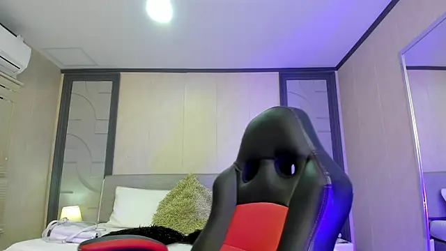 Nicoletta Whitee online show from November 2025 09:15:01 PM