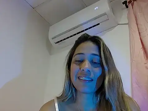 Snapshot of Blonde_latina chatting on December 2025 03:36:02 AM Blonde latina online show from December 2025 03:36:02 AM