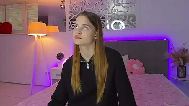 LuisaClover online show from December 2025 01:17:04 PM