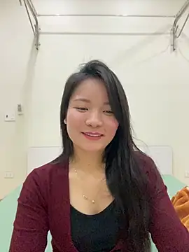 Bee Yellow00 online show from February 2026 05:06:02 AM