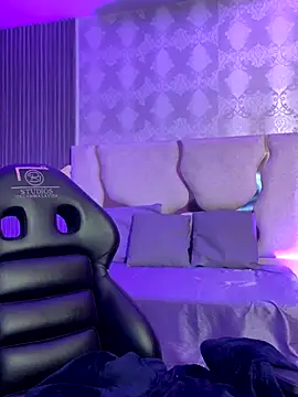 MAIILY TAY online show from November 2025 01:04:01 PM