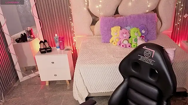 MAIILY TAY online show from February 2026 11:58:01 AM