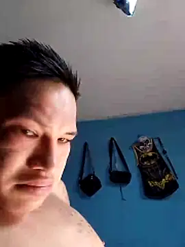 Ojitosbrrr online show from November 2025 08:19:01 PM