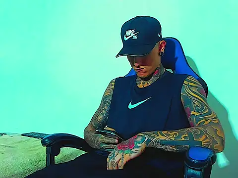 Snapshot of sexy_men_tatoo chatting on November 2025 10:05:01 AM sexy men tatoo online show from November 2025 10:05:01 AM