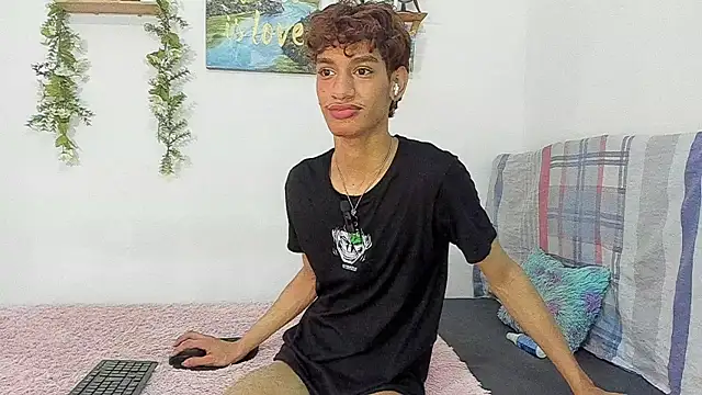 Snapshot of Augustvalen chatting on November 2025 07:59:02 PM Augustvalen online show from November 2025 07:59:02 PM