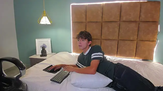 Snapshot of NicolasFerrer18 chatting on November 2025 07:34:02 PM NicolasFerrer18 online show from November 2025 07:34:02 PM